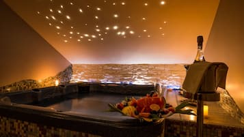 Sauna, vasca idromassaggio, trattamenti per il corpo, aromaterapia