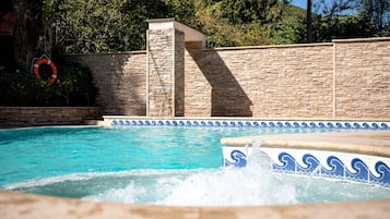 2 piscines extérieures, parasols de plage, chaises longues