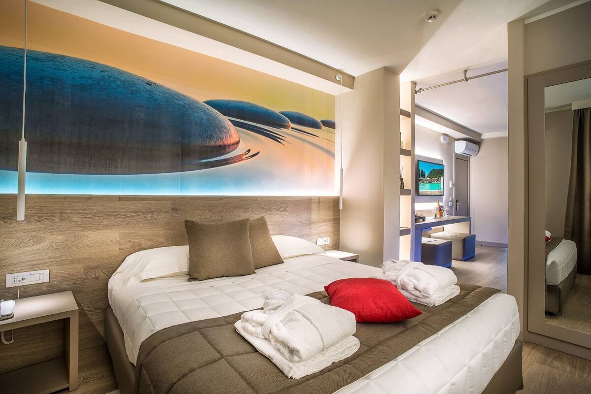 luxury suite | 1 bedroom, premium bedding, down duvets, minibar