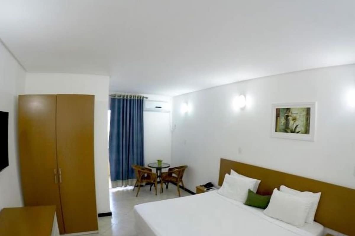 Minibar, blendingsgardiner og barnesenger (inkludert)