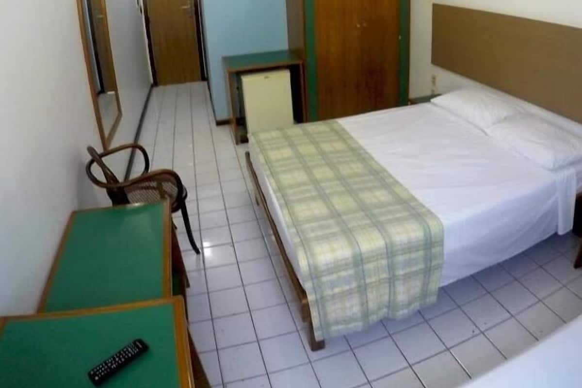 Minibar, Verdunkelungsvorhänge, kostenlose Babybetten, Zustellbetten