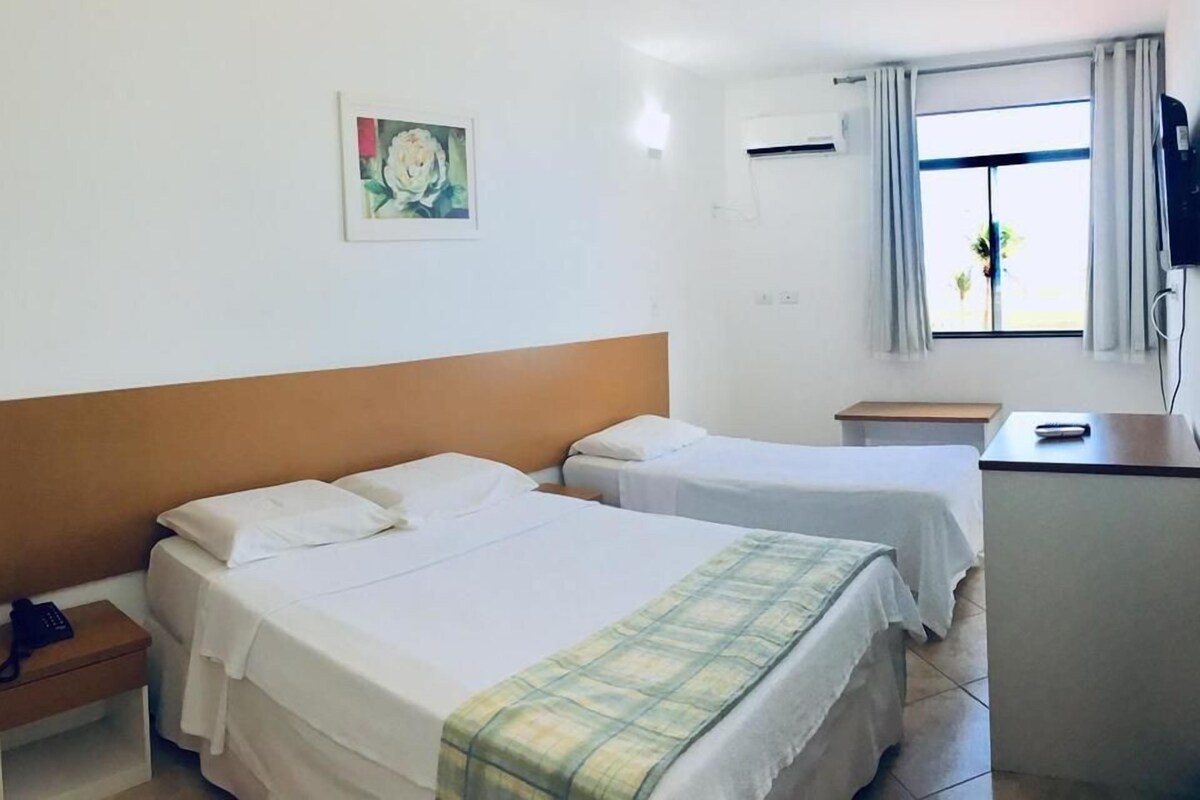 Minibar, blendingsgardiner og barnesenger (inkludert)