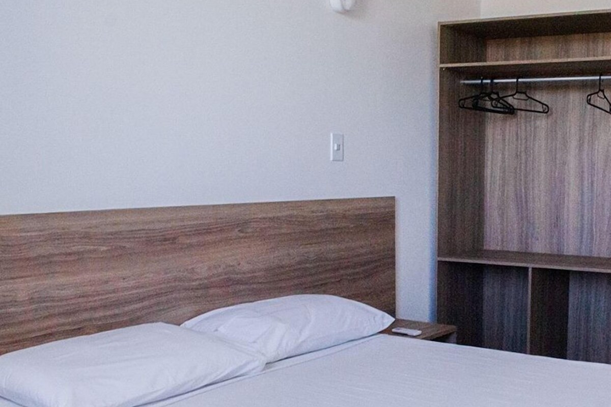 Minibar, blendingsgardiner og barnesenger (inkludert)