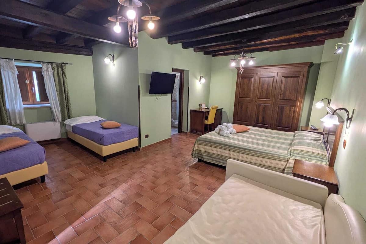Camera Familiare con Bagno | Premium bedding, minibar, in-room safe, individually furnished