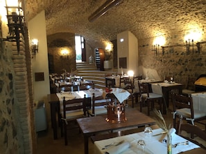 2 restaurants, lunch, dinner served; Regional cuisine