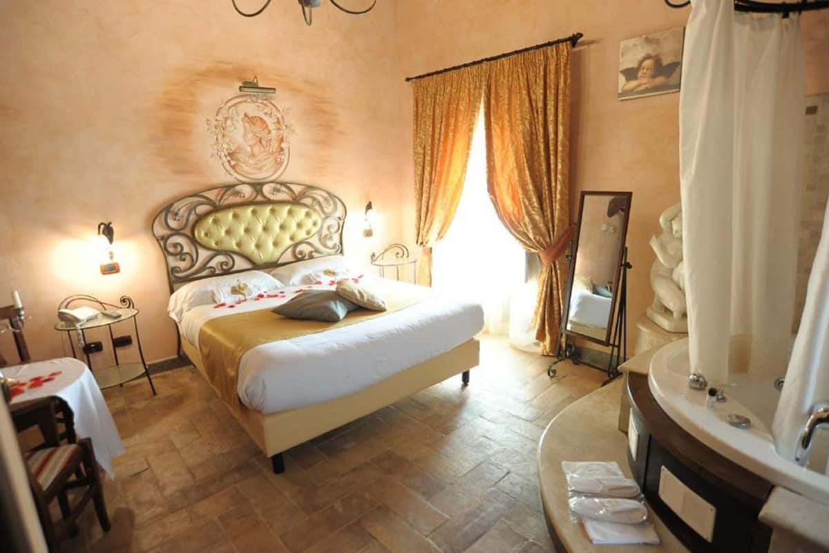 Ropa de cama de alta calidad y minibar 