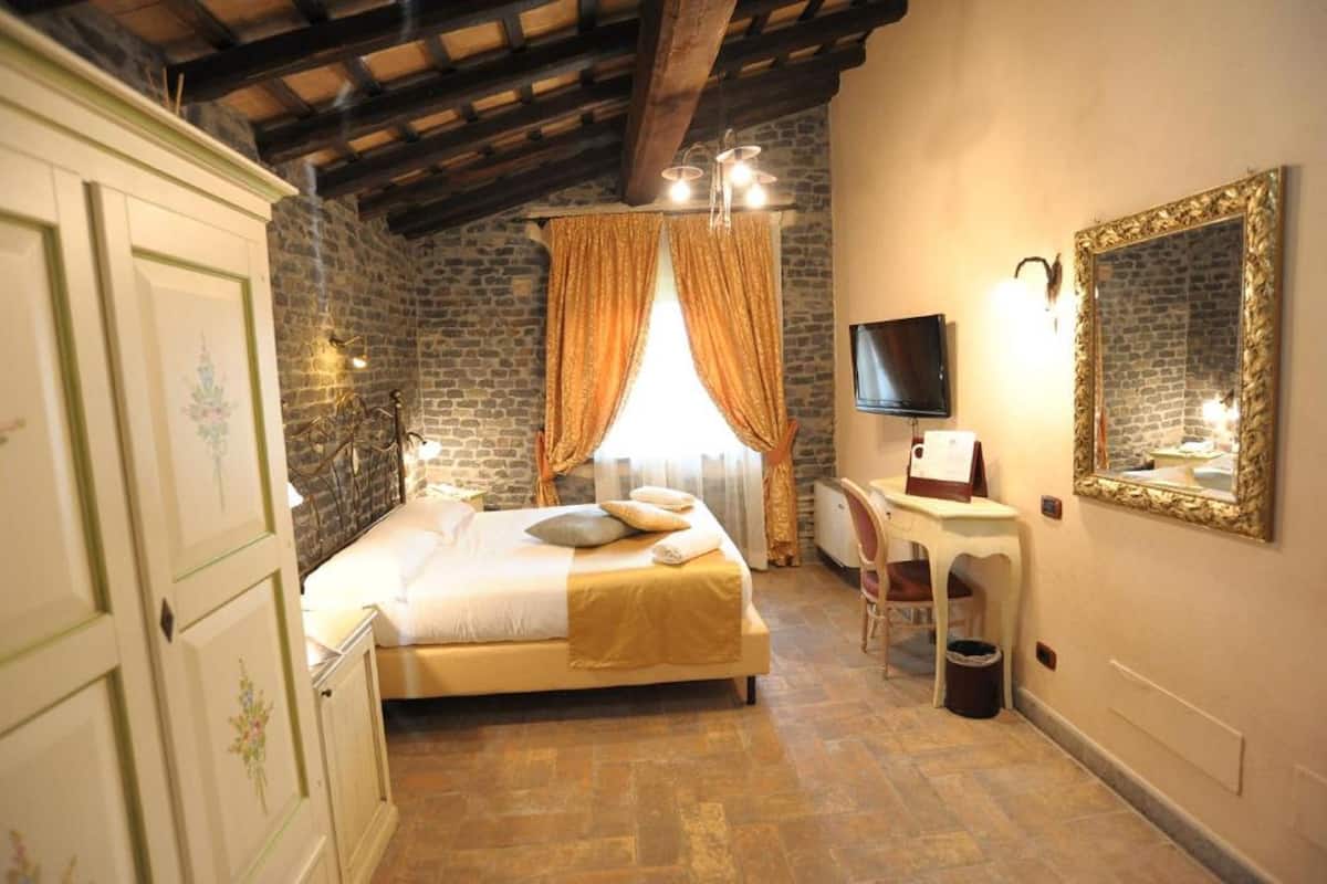 Ropa de cama de alta calidad y minibar 