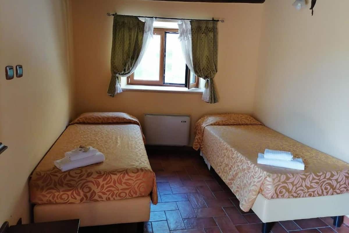Ropa de cama de alta calidad y minibar 