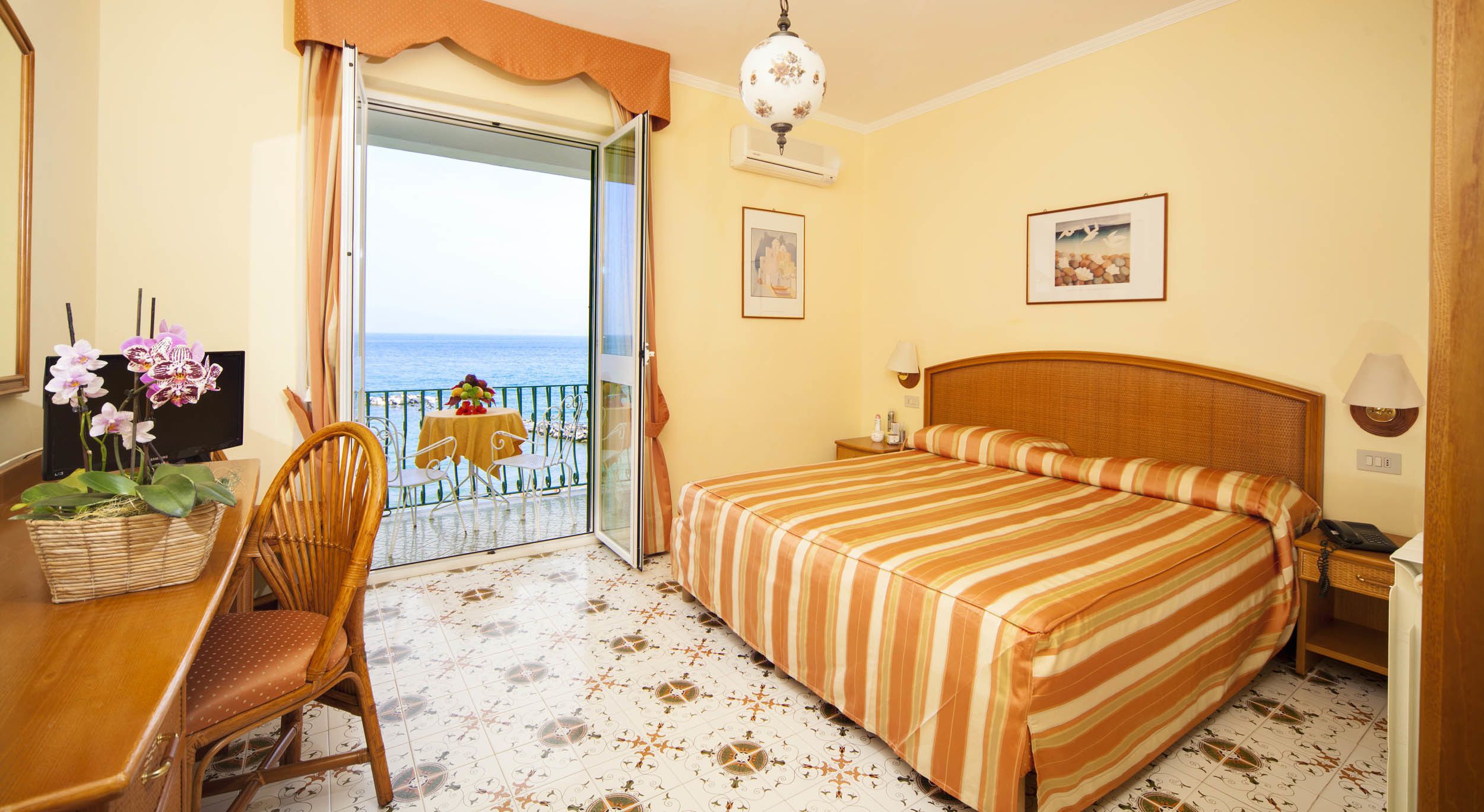 comfort double room, sea view | minibar, in-room safe, desk, soundproofing
