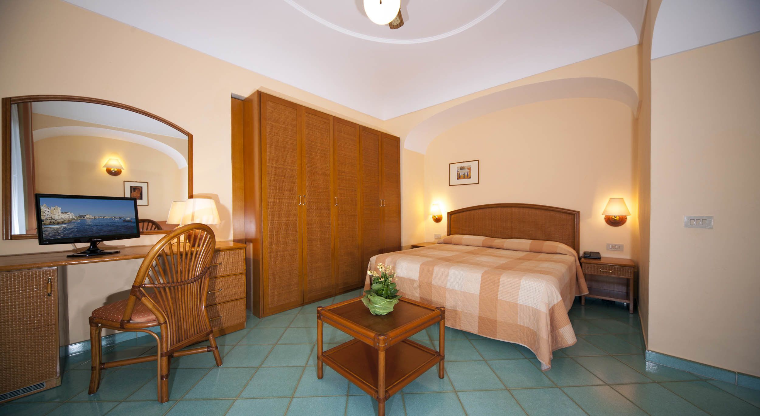 classic double room, balcony | minibar, in-room safe, desk, soundproofing