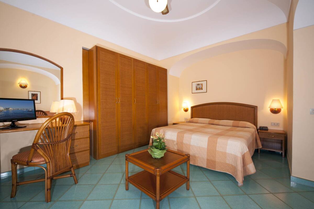 classic double room, balcony | minibar, in-room safe, desk, soundproofing