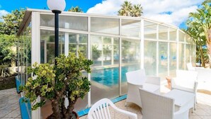 Indoor pool, outdoor pool, pool umbrellas, pool loungers - Terme Principe (LACCO AMENO)