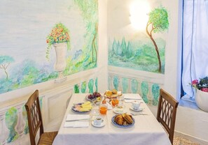 早餐，供應午餐和晚餐