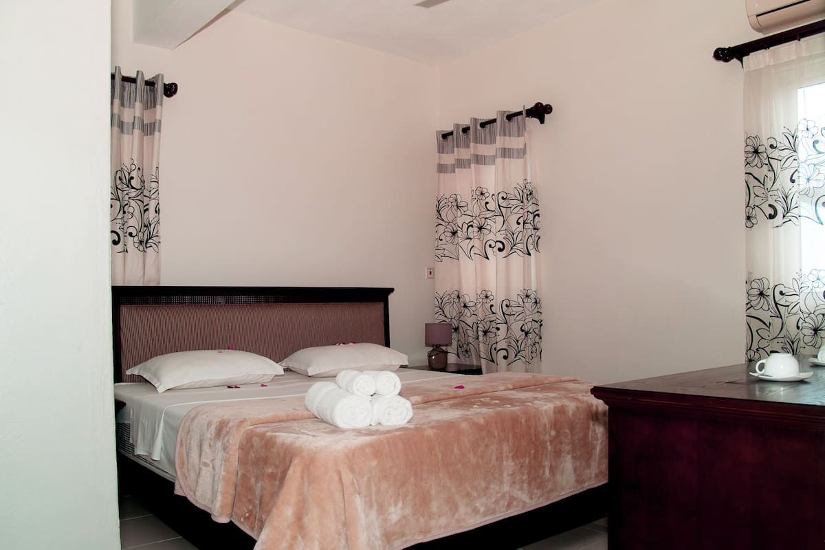 Departamento estándar | Ropa de cama de alta calidad, camas con pillow-top y minibar
