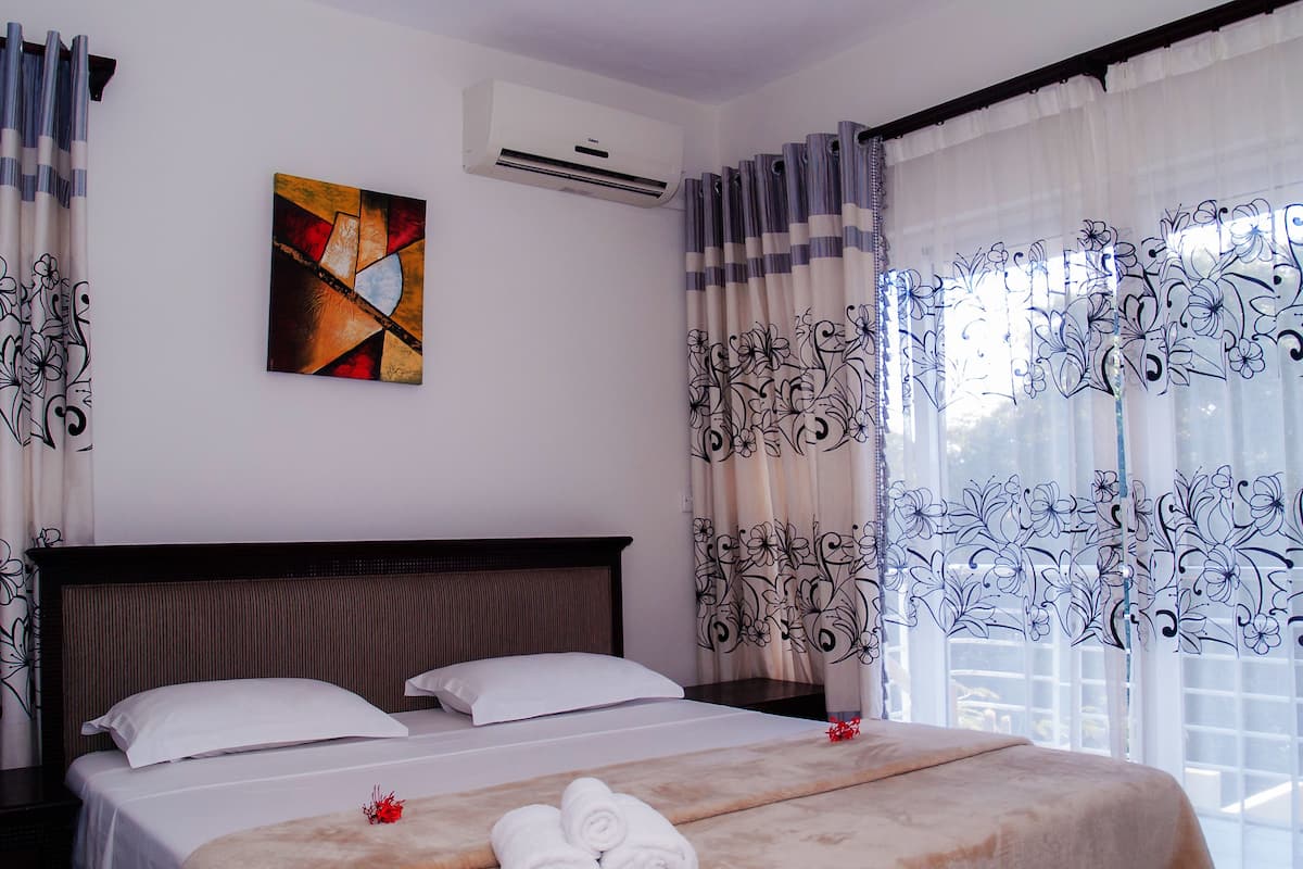 Departamento superior | Ropa de cama de alta calidad, camas con pillow-top y minibar