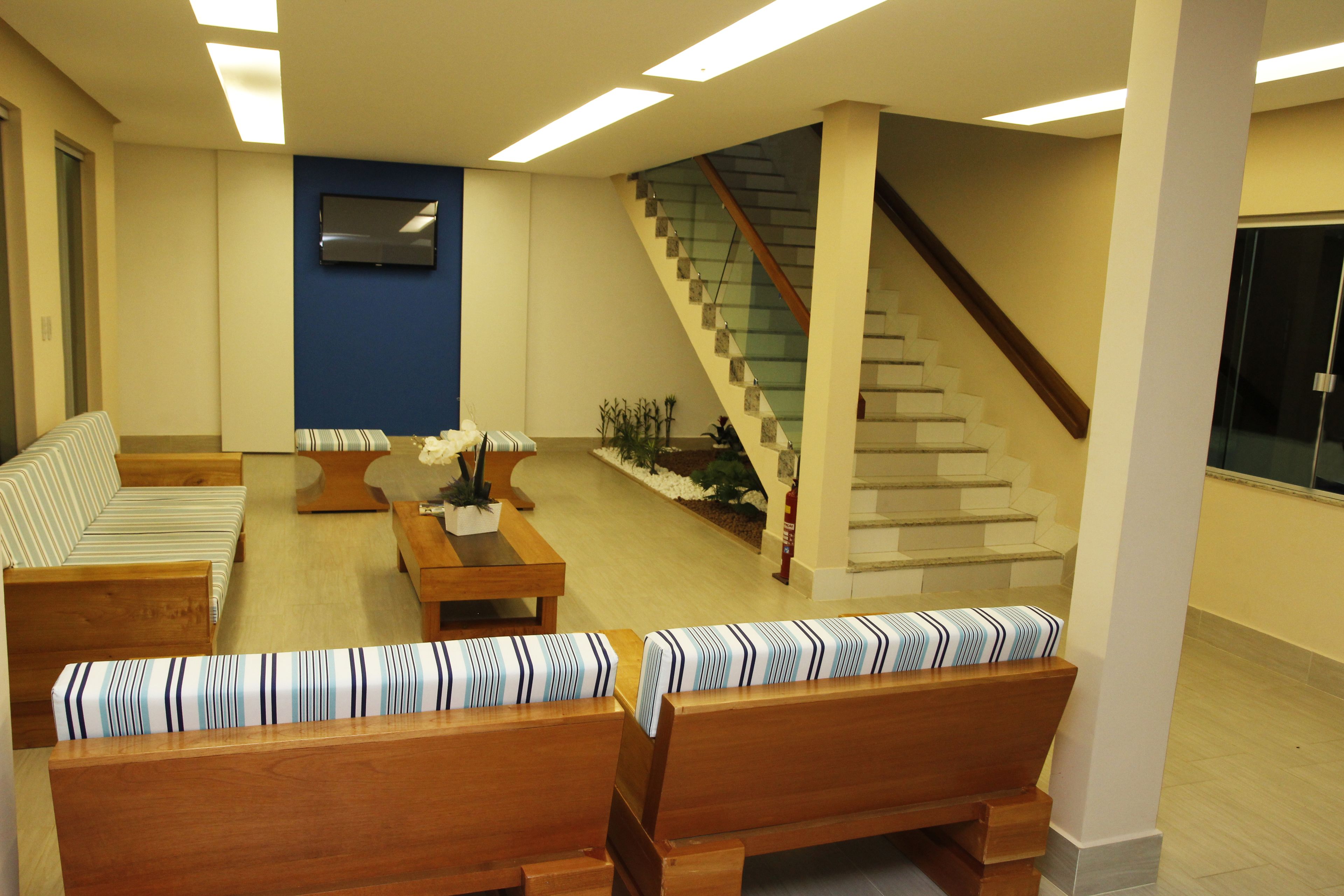 Amplia sala de estar con sofá, una mesa de centro y una escalera que conduce a un nivel superior.