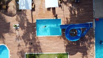 4 outdoor pools, pool umbrellas, sun loungers