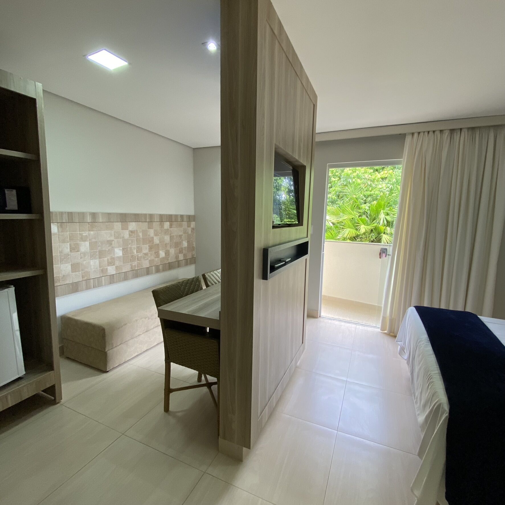 Frigobar, escrivaninha, espaço de trabalho para notebook