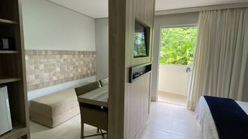 Frigobar, escrivaninha, espaço de trabalho para notebook