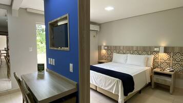 Minibar, meja kerja, ruang kerja ramah laptop, dan Wi-Fi gratis