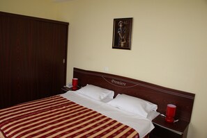 Roupas de cama premium, frigobar, cofres nos quartos