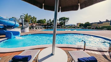 2 Außenpools, geöffnet von 09:00 Uhr bis 18:00 Uhr, Liegestühle