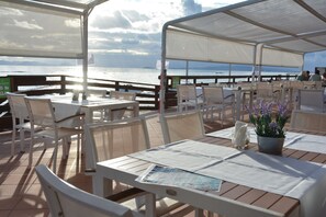 Breakfast, lunch, dinner served; garden views