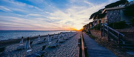 Playa privada, camastros, sombrillas y toallas de playa