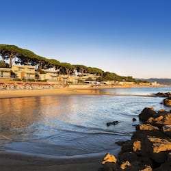 Privatstrand, Liegestühle, Sonnenschirme, Strandtücher