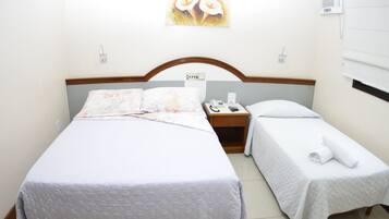 Quarto triplo luxo, vários quartos | Frigobar, escrivaninha, cortinas blackout, berço de viagem