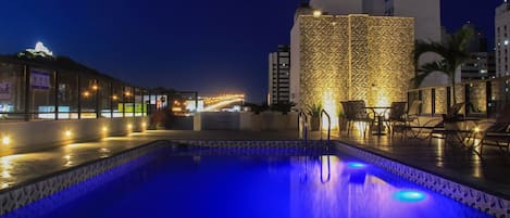 Una piscina al aire libre