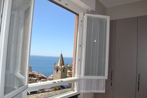 Blackout curtains, free WiFi