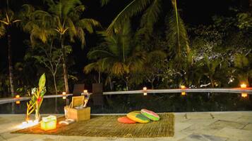 Piscine extérieure, chaises longues