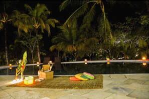 Piscine extérieure, chaises longues