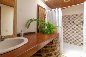 Suite estudio estándar | Baño | Ducha, artículos de higiene personal gratuitos y toallas