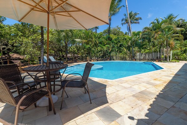 室外游泳池，日光浴躺椅