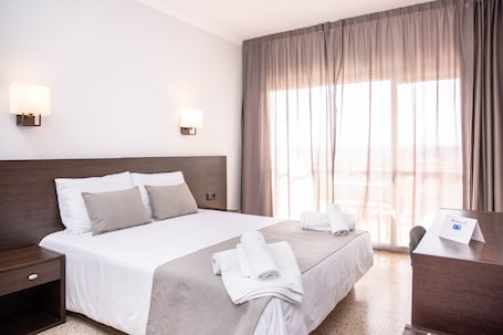 Caja de seguridad en la habitación y escritorio