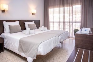 Habitació doble estàndard, 2 llits individuals | Caixa forta a l'habitació i escriptori