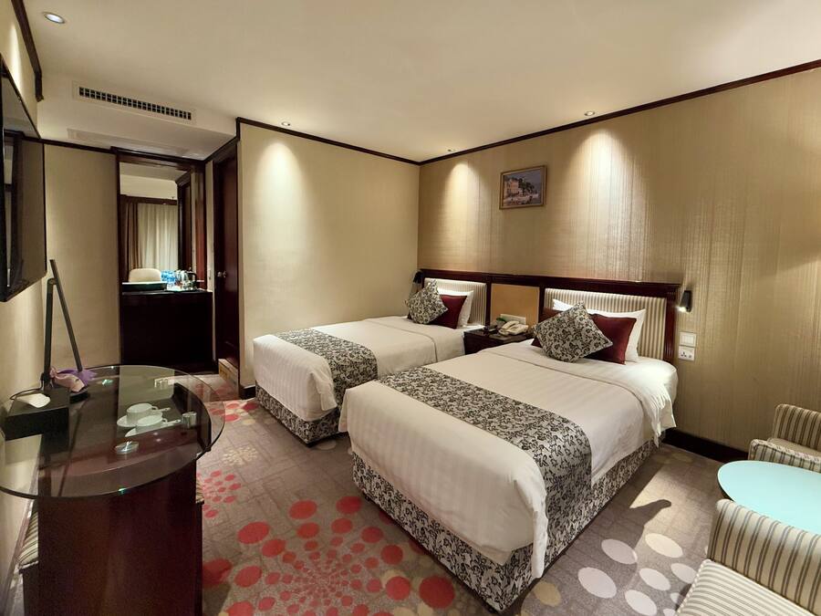 Comfort Twin Room | Minibar, in-room safe, desk, laptop workspace