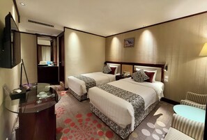 Minibar, in-room safe, desk, laptop workspace - Macau Masters Hotel (Macau)