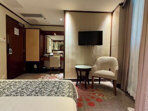 Minibar, in-room safe, desk, laptop workspace - Macau Masters Hotel (Macau)