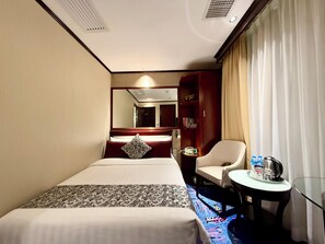 Minibar, in-room safe, desk, laptop workspace - Macau Masters Hotel (Macau)