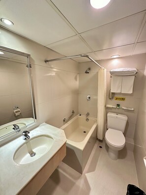 A modern bathroom with a bathtub, a toilet, and a sink. - Macau Masters Hotel (Macau)