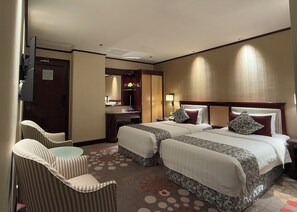 Minibar, in-room safe, desk, laptop workspace - Macau Masters Hotel (Macau)