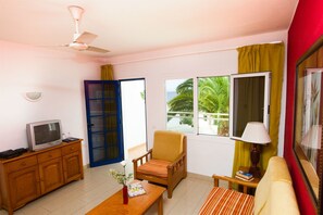 Living room | 21-inch TV with cable channels - Apartamentos Parque Tropical (Tías)