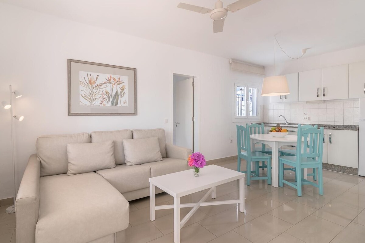 Living area | 21-inch TV with cable channels