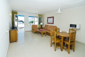 21-inch TV with cable channels - Apartamentos Parque Tropical (Tías)