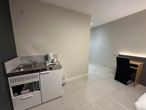 Double Room | Egyptian cotton sheets, premium bedding, laptop workspace, soundproofing - Wendover Arms (High Wycombe)