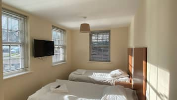 Twin Room | Egyptian cotton sheets, premium bedding, laptop workspace, soundproofing