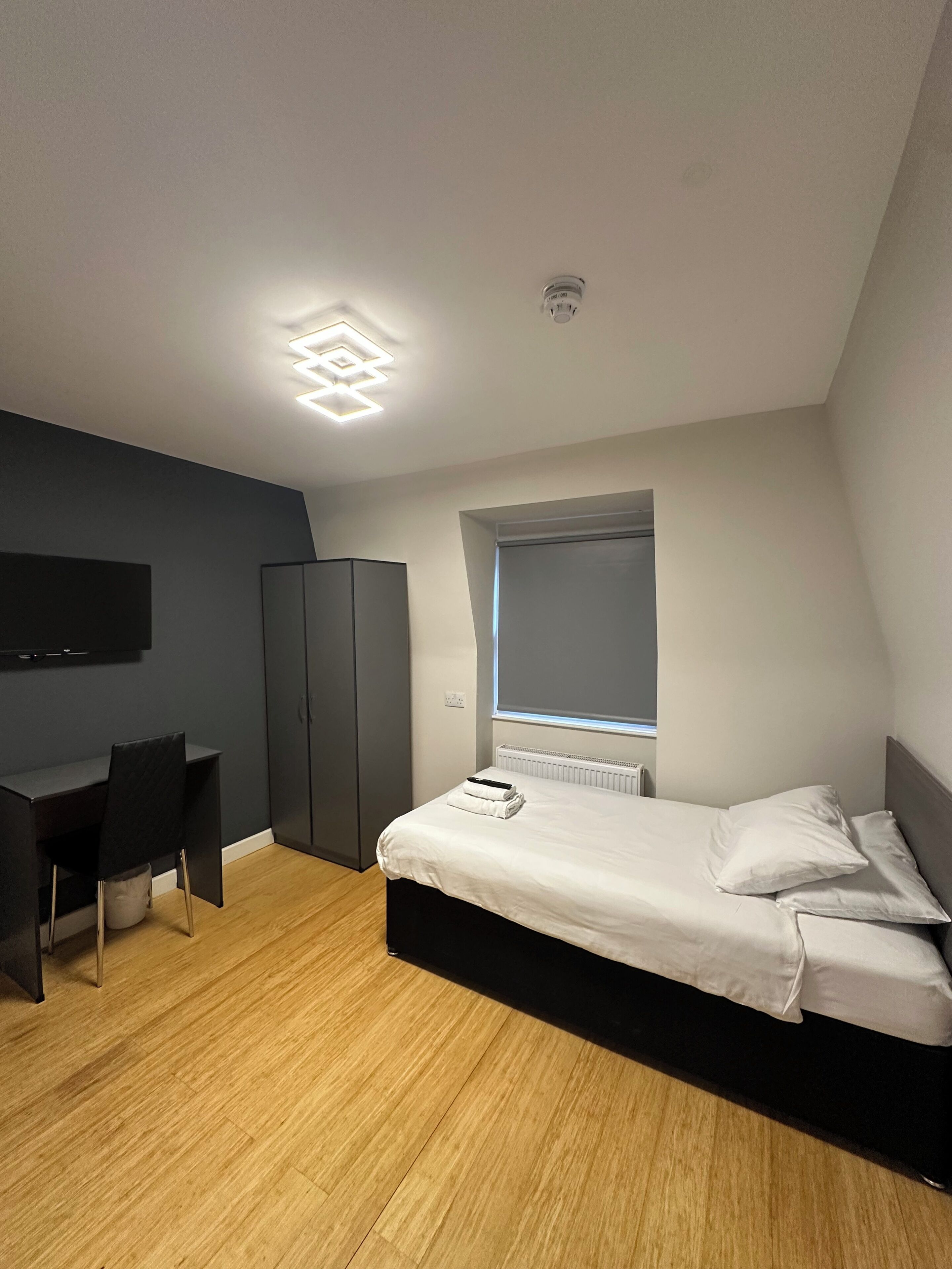 Single Room | Egyptian cotton sheets, premium bedding, laptop workspace, soundproofing
